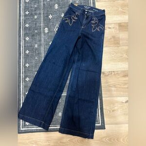Ariat wide leg Jeans western yoke detail
